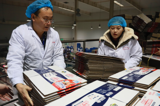 黨員帶頭赴一線  助力春節(jié)保生產(chǎn)—花花牛別樣“生產(chǎn)突擊隊”助力車間生產(chǎn)