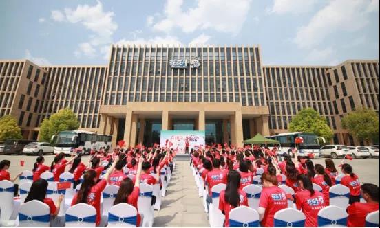 做白色的牛奶，創(chuàng)紅色的企業(yè)，花花牛乳業(yè)集團(tuán)青春歌會(huì)慶祝建黨100周年