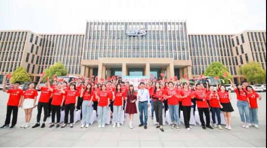 做白色的牛奶，創(chuàng)紅色的企業(yè)，花花牛乳業(yè)集團(tuán)青春歌會(huì)慶祝建黨100周年