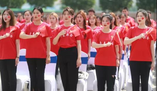 做白色的牛奶，創(chuàng)紅色的企業(yè)，花花牛乳業(yè)集團(tuán)青春歌會(huì)慶祝建黨100周年