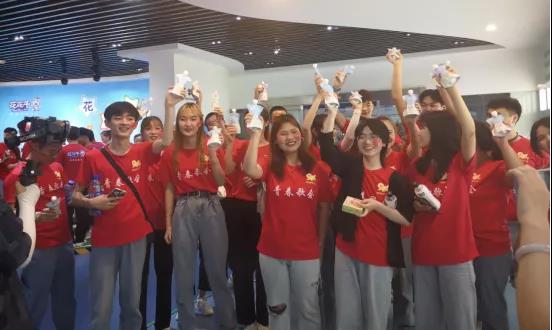 做白色的牛奶，創(chuàng)紅色的企業(yè)，花花牛乳業(yè)集團(tuán)青春歌會(huì)慶祝建黨100周年