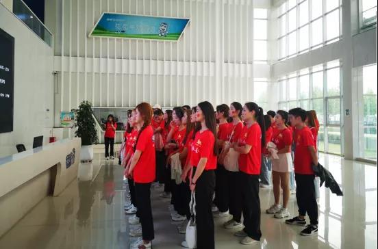 做白色的牛奶，創(chuàng)紅色的企業(yè)，花花牛乳業(yè)集團(tuán)青春歌會(huì)慶祝建黨100周年