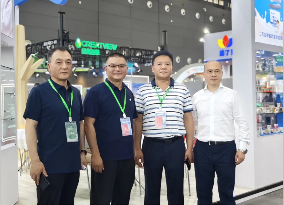 花花牛乳業(yè)集團(tuán)黨委書(shū)記、董事長(zhǎng)唐洪峰一行參加中國(guó)乳制品工業(yè)協(xié)會(huì)第三十次年會(huì)暨2024中國(guó)（國(guó)際）乳業(yè)技術(shù)博覽會(huì)