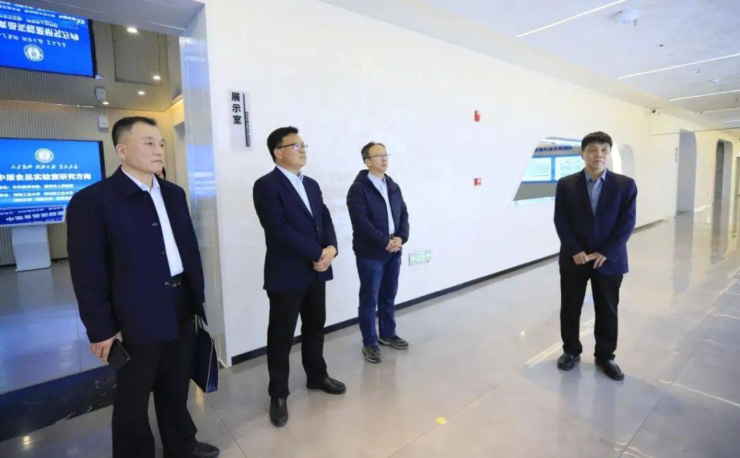 花花牛乳業(yè)集團(tuán)黨委書記、董事長(zhǎng)唐洪峰一行赴中原食品實(shí)驗(yàn)室同中國(guó)工程院院士、中原食品實(shí)驗(yàn)室主任任發(fā)政座談交流