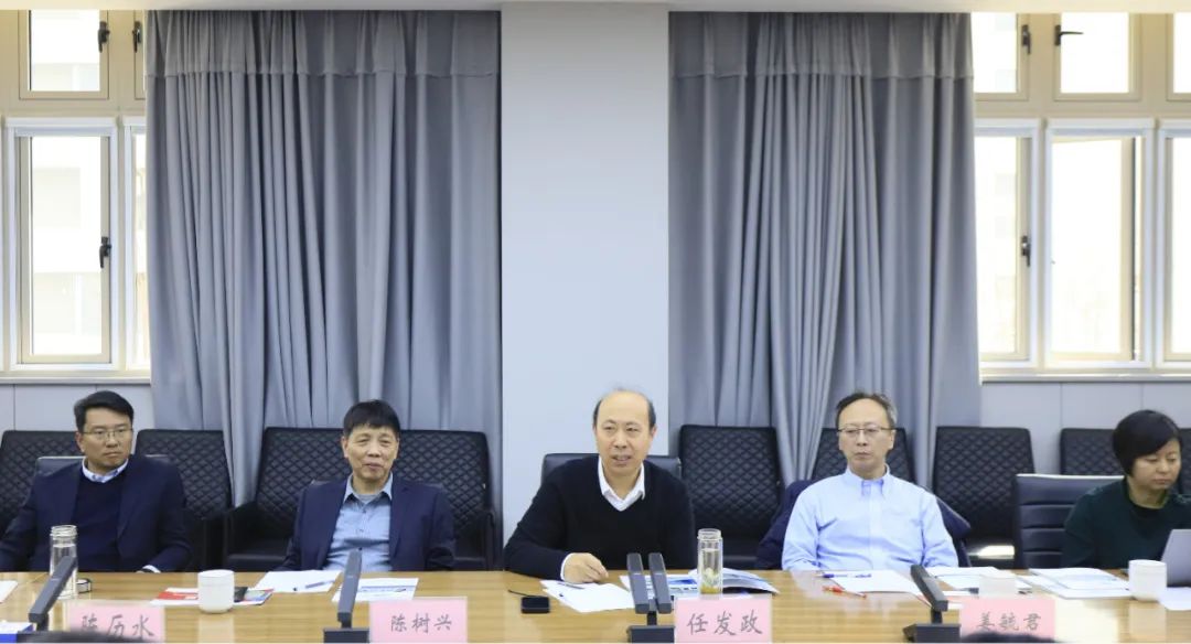 花花牛乳業(yè)集團(tuán)黨委書記、董事長(zhǎng)唐洪峰一行赴中原食品實(shí)驗(yàn)室同中國(guó)工程院院士、中原食品實(shí)驗(yàn)室主任任發(fā)政座談交流