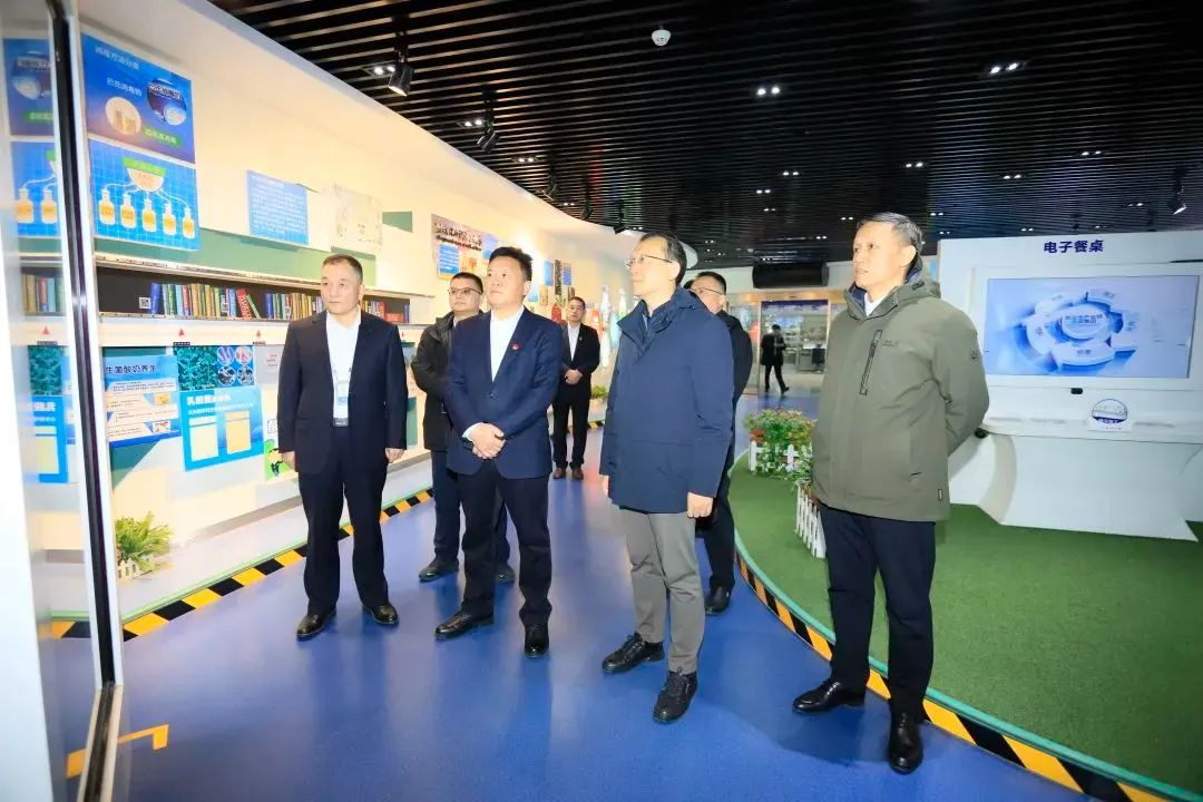 省政府國資委黨委書記、主任李濤一行到花花牛乳業(yè)集團(tuán)調(diào)研