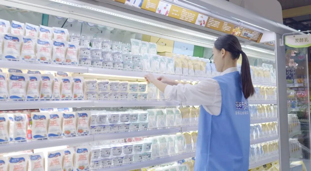 點(diǎn)贊！河南日?qǐng)?bào)要聞02版——報(bào)道花花牛乳業(yè)集團(tuán)鄭州分公司乳制品生產(chǎn)場(chǎng)景，彰顯花花牛乳業(yè)集團(tuán)發(fā)展新活力