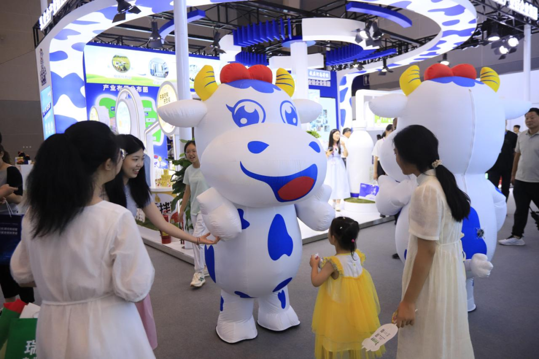 啟航新征程 點(diǎn)亮新賽道丨花花牛乳業(yè)集團(tuán)參加第十四屆中國(guó)奶業(yè)大會(huì)暨D20峰會(huì)，榮獲“中國(guó)乳制品生產(chǎn)企業(yè)現(xiàn)代化等級(jí)5A級(jí)”評(píng)定殊榮