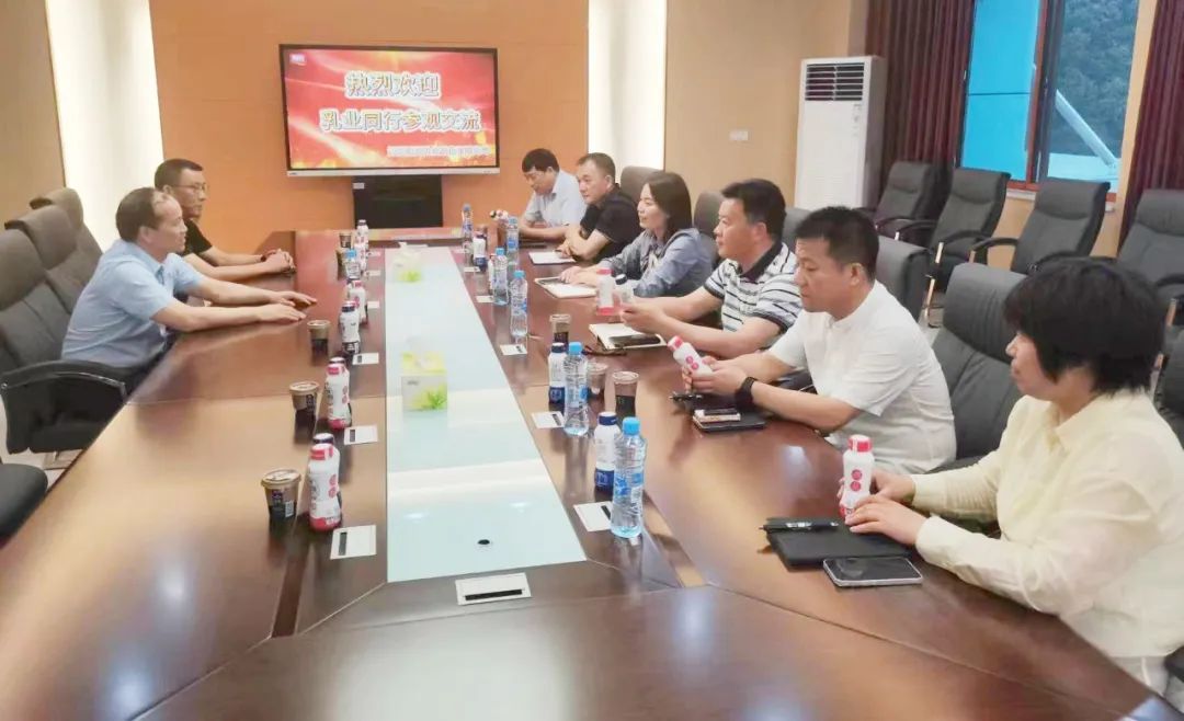 參觀拓思路 交流促發(fā)展 | 集團(tuán)領(lǐng)導(dǎo)參加中乳協(xié)第二十九次年會暨中國（國際）乳業(yè)技術(shù)博覽會并到江西陽光乳業(yè)參觀座談