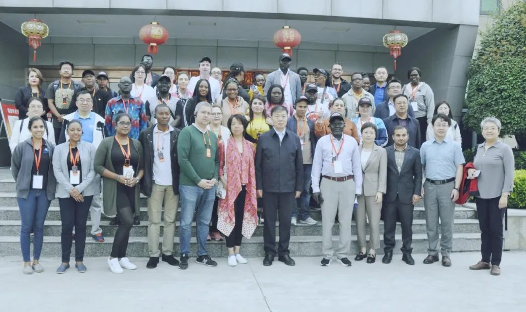 北京大學南南合作與發(fā)展學院教授、全球伙伴關系主任周詠梅一行蒞臨花花牛平輿瑞亞牧業(yè)參觀調(diào)研