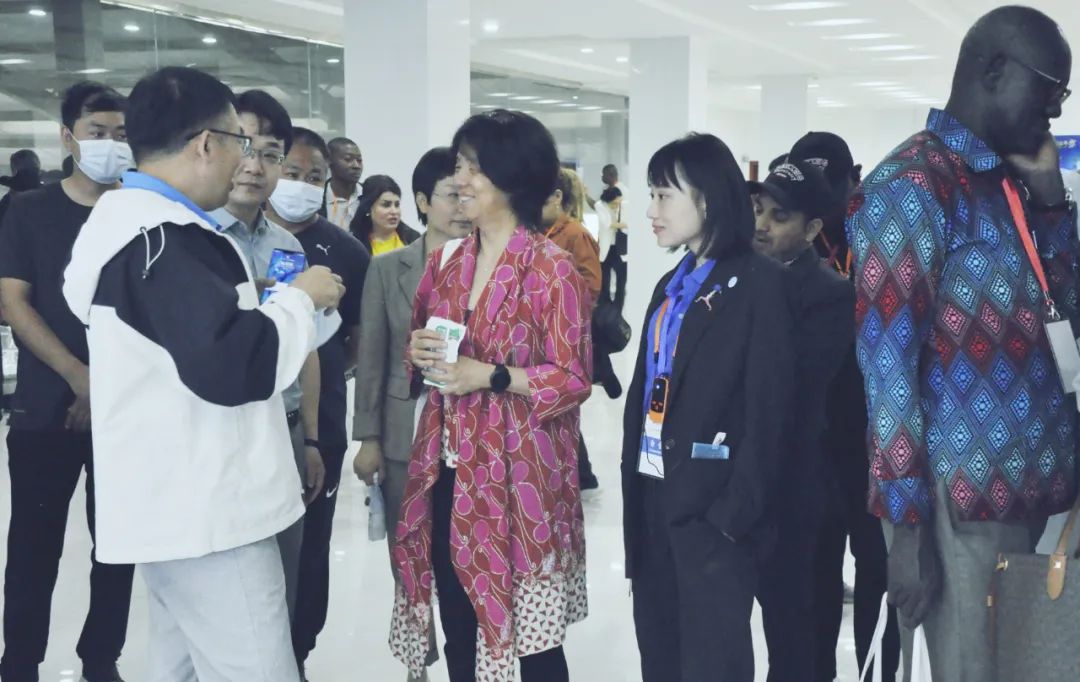 北京大學南南合作與發(fā)展學院教授、全球伙伴關系主任周詠梅一行蒞臨花花牛平輿瑞亞牧業(yè)參觀調(diào)研