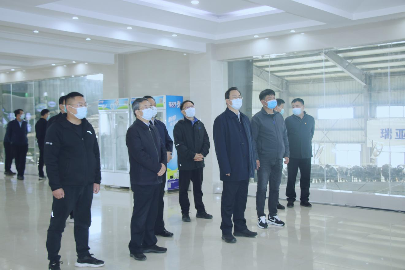 河南省人大常委會(huì)黨組書(shū)記、副主任孔昌生蒞臨花花牛魯山瑞亞牧場(chǎng)參觀(guān)調(diào)研