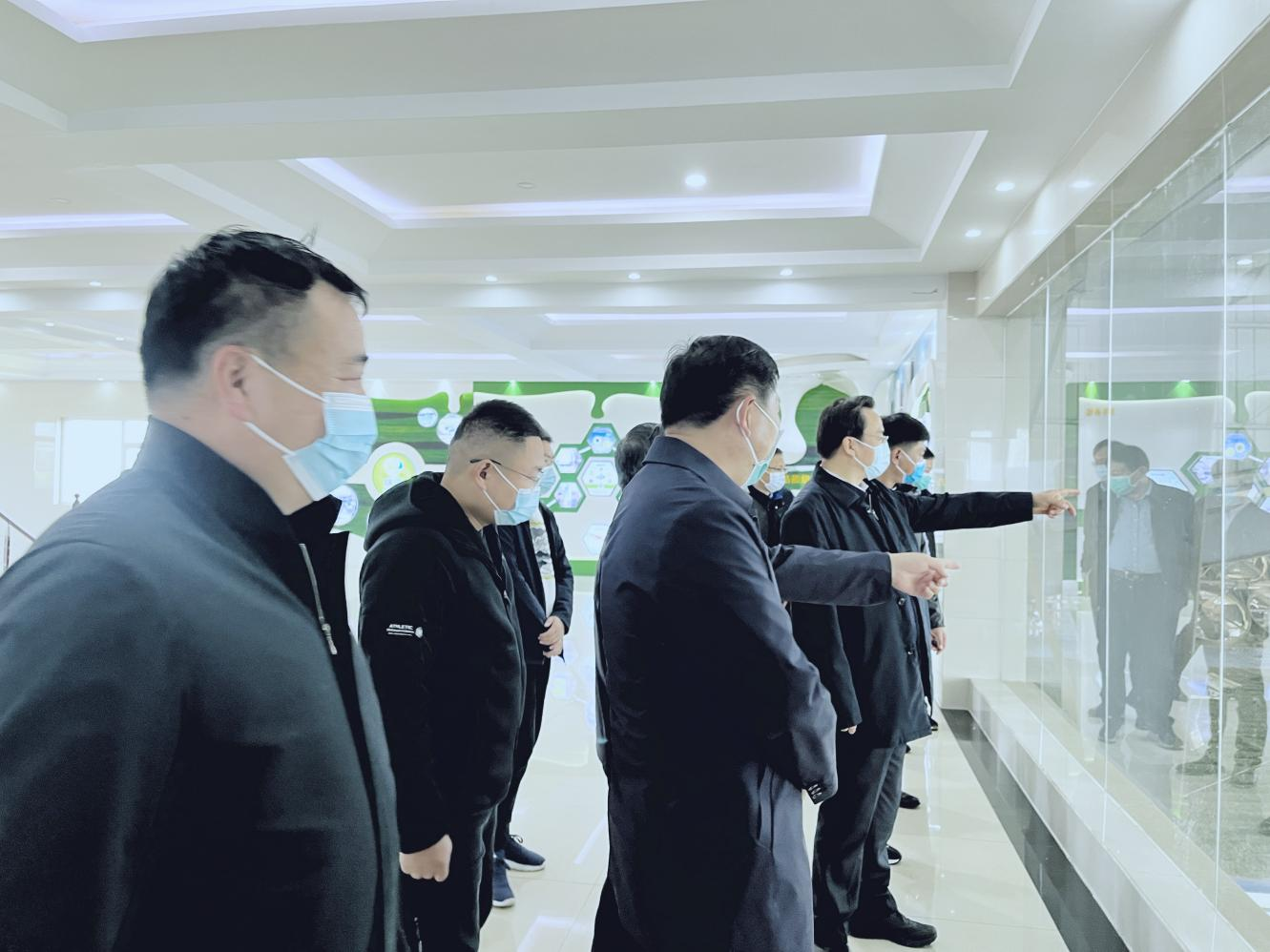 河南省人大常委會(huì)黨組書(shū)記、副主任孔昌生蒞臨花花牛魯山瑞亞牧場(chǎng)參觀(guān)調(diào)研