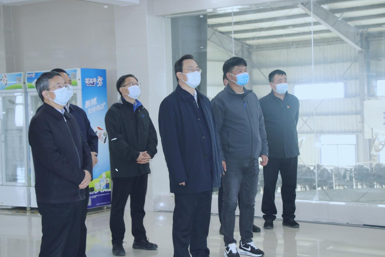 河南省人大常委會(huì)黨組書(shū)記、副主任孔昌生蒞臨花花牛魯山瑞亞牧場(chǎng)參觀(guān)調(diào)研