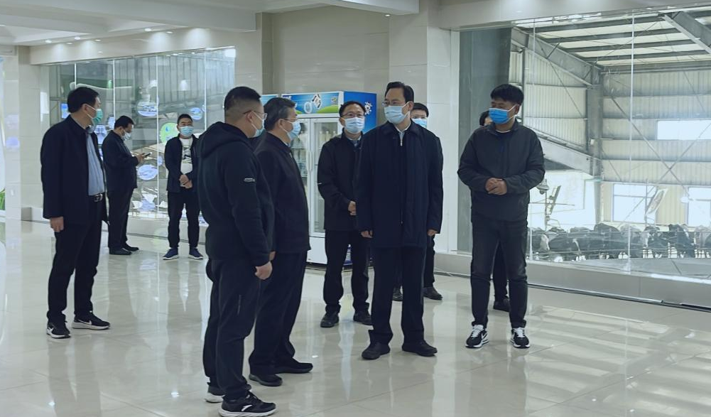 河南省人大常委會(huì)黨組書(shū)記、副主任孔昌生蒞臨花花牛魯山瑞亞牧場(chǎng)參觀(guān)調(diào)研