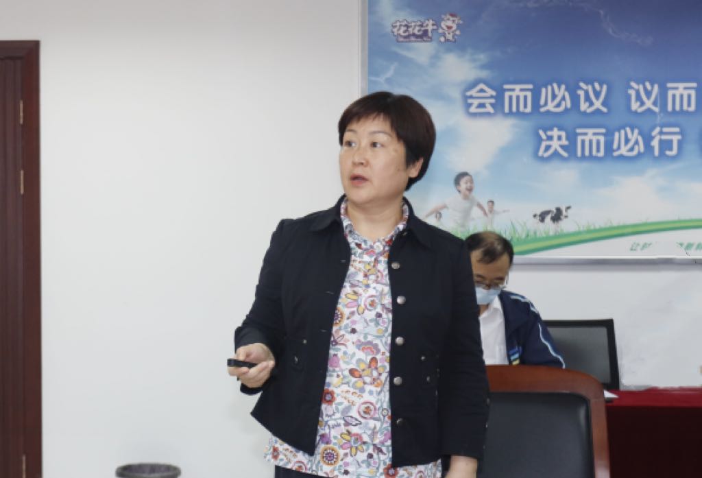 繼往開來 · 再創(chuàng)輝煌 | 花花牛乳業(yè)集團(tuán)召開9月營銷、養(yǎng)殖及飼料月度經(jīng)營工作會議