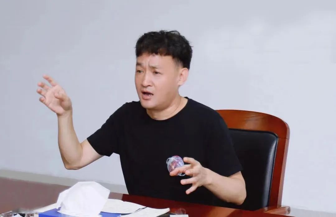 勇?lián)姑な卣齽?chuàng)新｜花花牛乳業(yè)集團(tuán)召開(kāi)營(yíng)銷(xiāo)、養(yǎng)殖及飼料月度經(jīng)營(yíng)工作會(huì)議