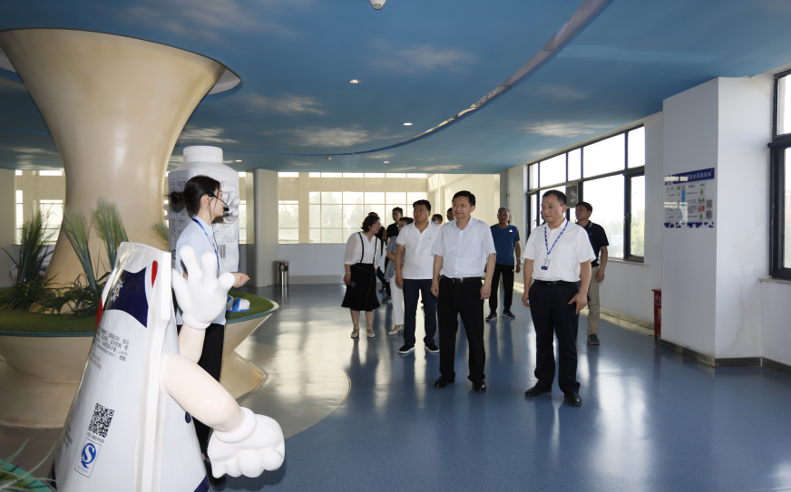 快訊|鄭州市二七區(qū)委副書記、區(qū)長虎榮鑫蒞臨河南花花牛乳業(yè)集團調(diào)研