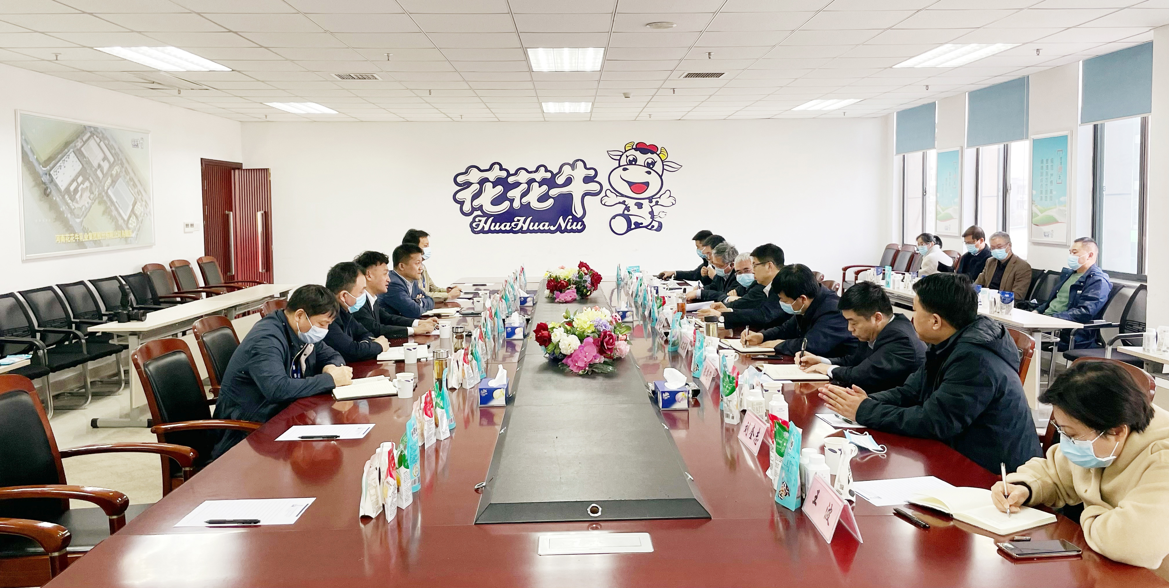 河南省委常委、副省長費東斌蒞臨 花花牛乳業(yè)集團調(diào)研