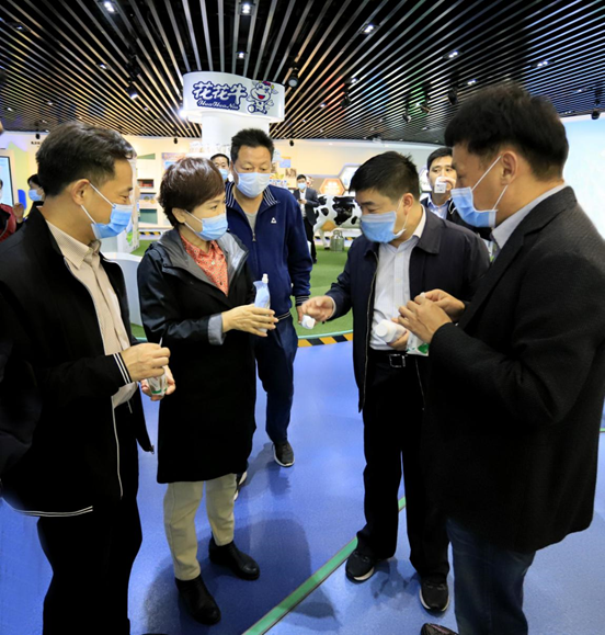 鄭州市人大副主任孫黎、市政府副市長李喜安一行 蒞臨花花牛開展“三送一強(qiáng)”活動