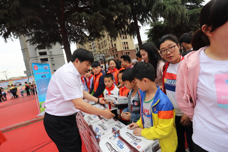 花花牛|六一關(guān)愛兒童，讓愛灑滿人間