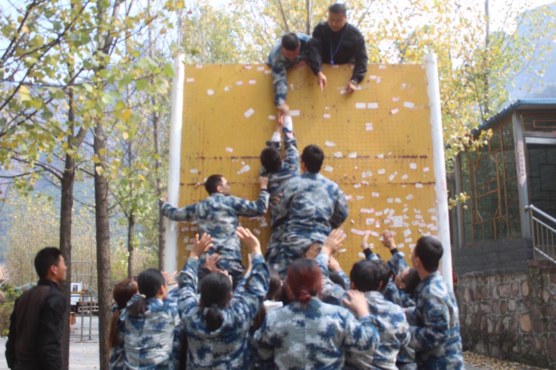 組織開展戶外拓展訓(xùn)練活動(dòng)