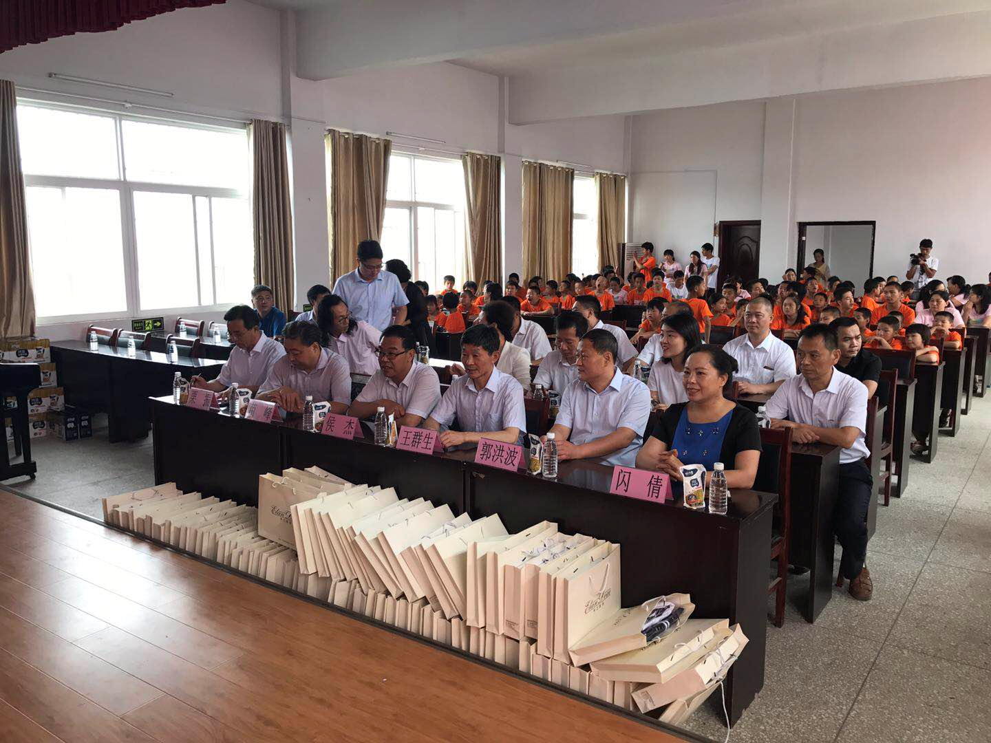 “關(guān)愛(ài)特殊兒童，讓愛(ài)灑滿人間—花花牛乳業(yè)集團(tuán)2018中國(guó)小康牛奶行動(dòng)” 公益助學(xué)泌陽(yáng)捐贈(zèng)儀式