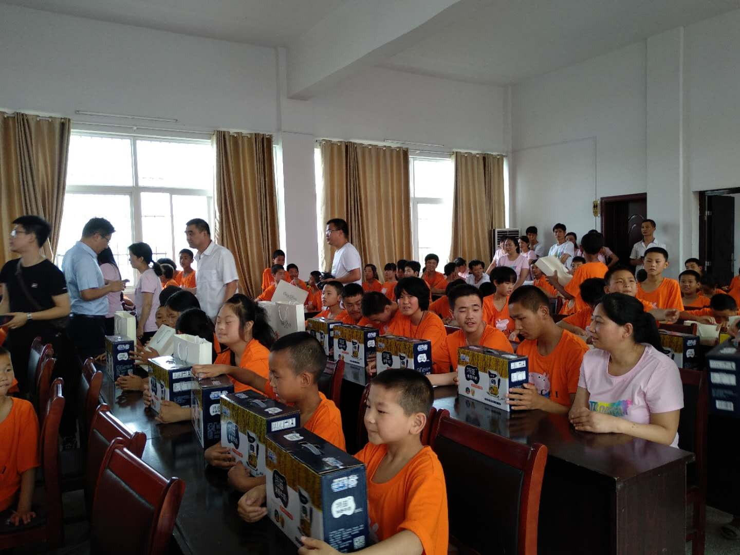 “關(guān)愛(ài)特殊兒童，讓愛(ài)灑滿人間—花花牛乳業(yè)集團(tuán)2018中國(guó)小康牛奶行動(dòng)” 公益助學(xué)泌陽(yáng)捐贈(zèng)儀式