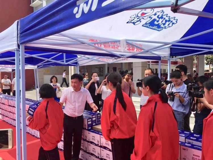 “健康中原，牛奶伴您行——花花牛乳業(yè)集團(tuán)2018中國小康牛奶行動” 公益助學(xué)啟動儀式隆重舉行