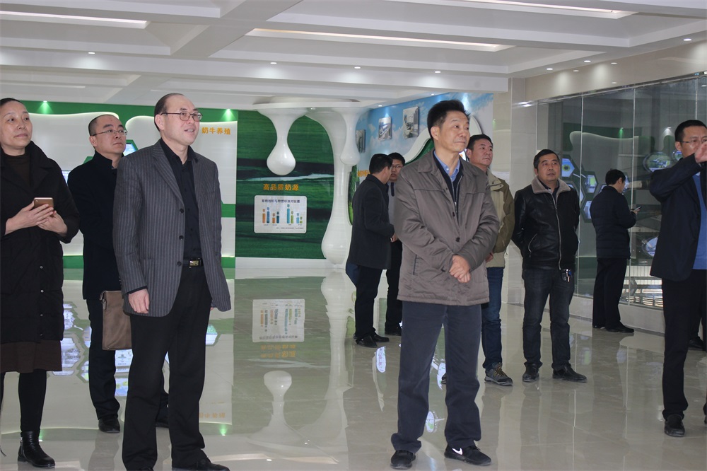 河南省財政廳副廳長龐學(xué)孟一行蒞臨花花牛集團養(yǎng)殖事業(yè)部魯山瑞亞牧業(yè)有限公司調(diào)研
