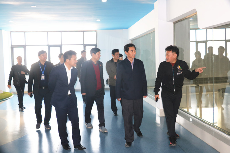 封丘縣縣長(zhǎng)王獻(xiàn)臣一行蒞臨 花花牛集團(tuán)養(yǎng)殖、乳品事業(yè)部參觀調(diào)研