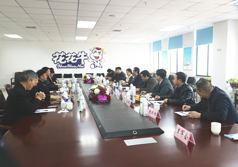 封丘縣縣長(zhǎng)王獻(xiàn)臣一行蒞臨 花花牛集團(tuán)養(yǎng)殖、乳品事業(yè)部參觀調(diào)研