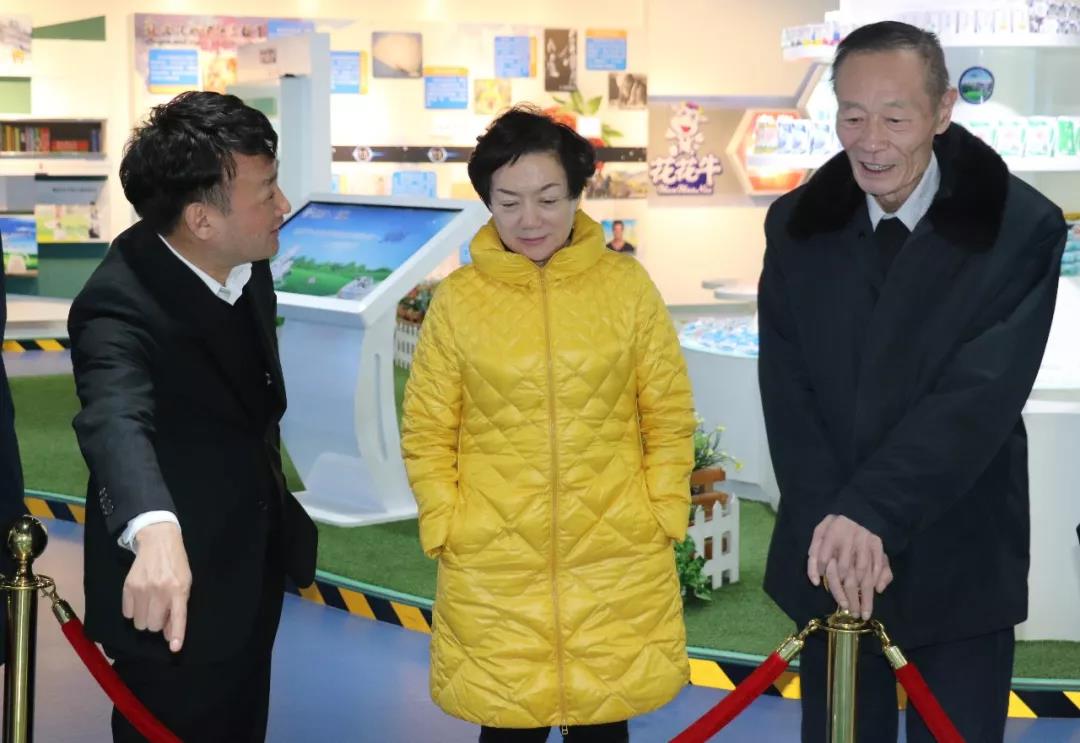 中國奶業(yè)協(xié)會高鴻賓會長蒞臨花花牛指導(dǎo)工作