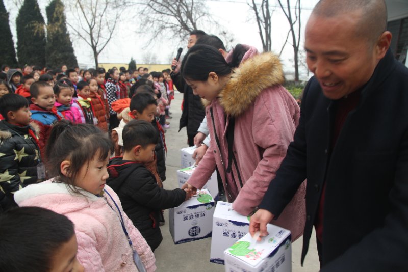 花花牛精準(zhǔn)扶貧暖冬公益行走進登封市劉家溝