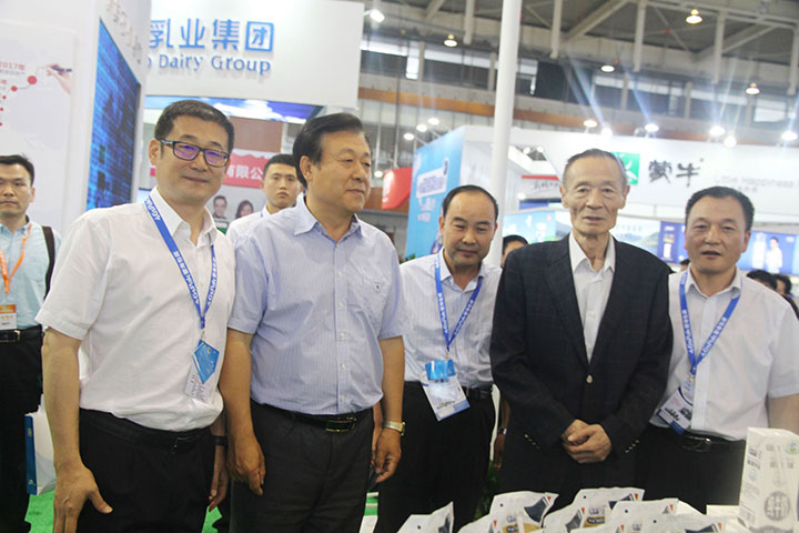 花花牛亮相第八屆中國奶業(yè)大會，又獲農(nóng)業(yè)部長一聲贊！