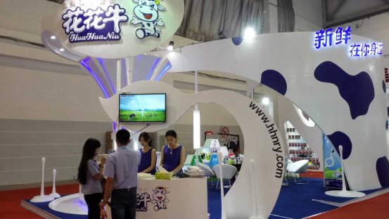花花牛牛氣沖天！農(nóng)業(yè)部長(zhǎng)品嘗“領(lǐng)暢”點(diǎn)贊，又獲國(guó)際奶業(yè)平臺(tái)青睞