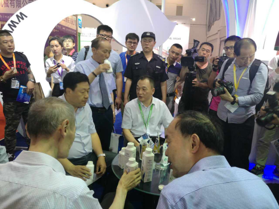 花花牛牛氣沖天！農(nóng)業(yè)部長(zhǎng)品嘗“領(lǐng)暢”點(diǎn)贊，又獲國(guó)際奶業(yè)平臺(tái)青睞