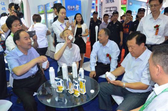 花花牛牛氣沖天！農(nóng)業(yè)部長(zhǎng)品嘗“領(lǐng)暢”點(diǎn)贊，又獲國(guó)際奶業(yè)平臺(tái)青睞