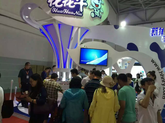 花花牛牛氣沖天！農(nóng)業(yè)部長(zhǎng)品嘗“領(lǐng)暢”點(diǎn)贊，又獲國(guó)際奶業(yè)平臺(tái)青睞