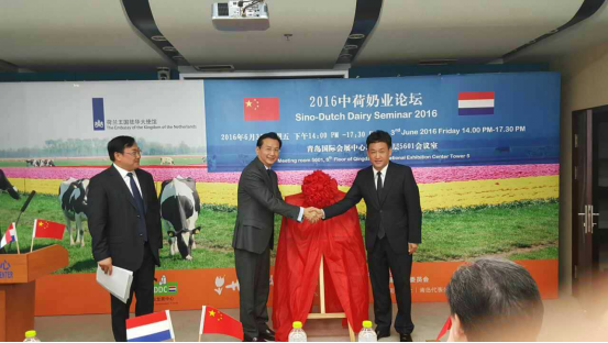 花花牛牛氣沖天！農(nóng)業(yè)部長(zhǎng)品嘗“領(lǐng)暢”點(diǎn)贊，又獲國(guó)際奶業(yè)平臺(tái)青睞