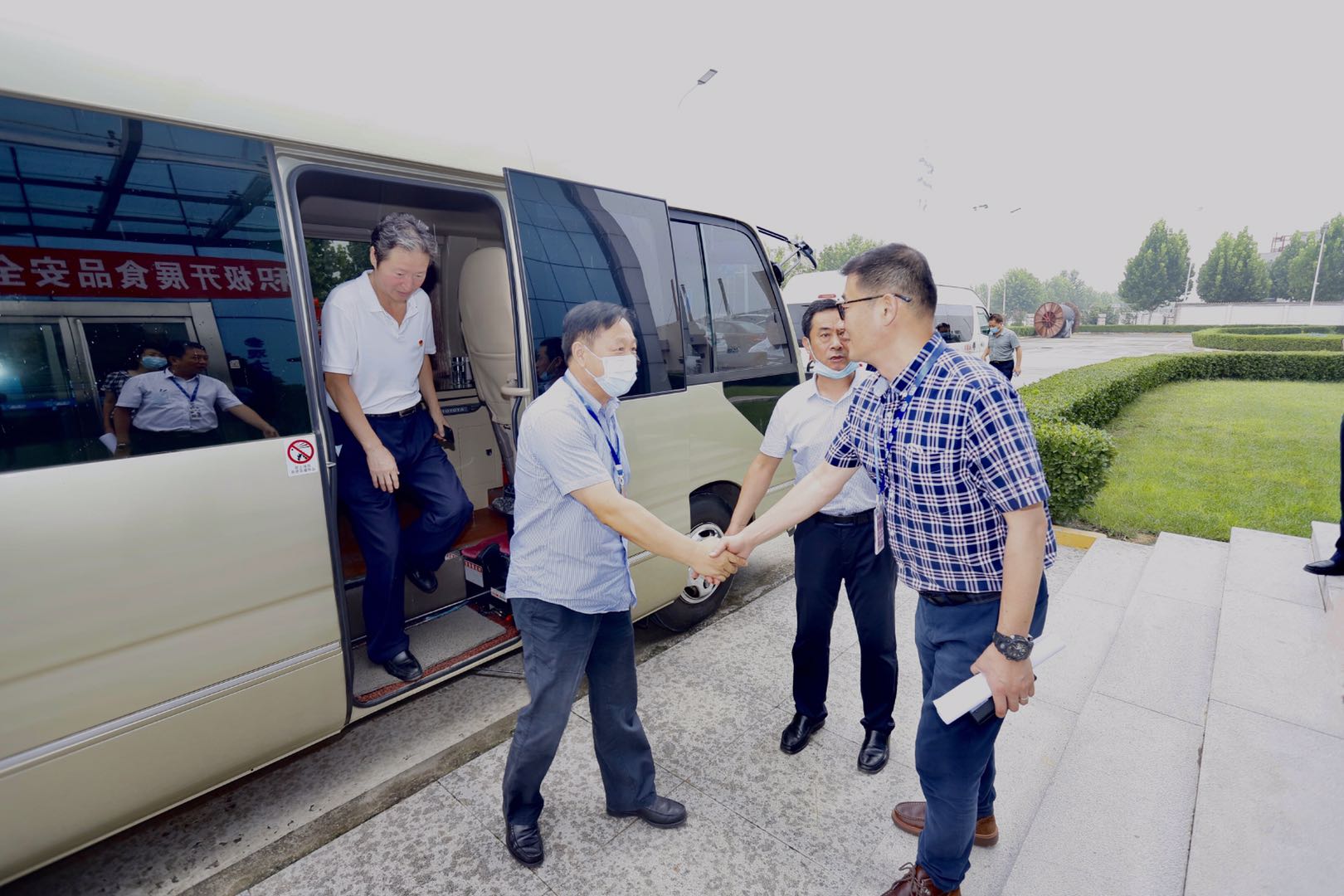 快訊|鄭州市人大代表蒞臨河南花花牛乳業(yè)集團參觀調研