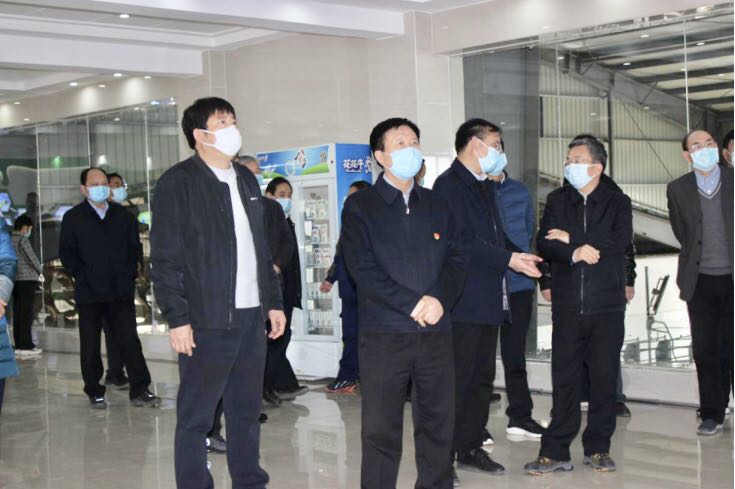 平頂山市委書記周斌一行蒞臨花花牛乳業(yè)集團(tuán) 魯山瑞亞牧業(yè)有限公司調(diào)研疫情防控和復(fù)工復(fù)產(chǎn)情況