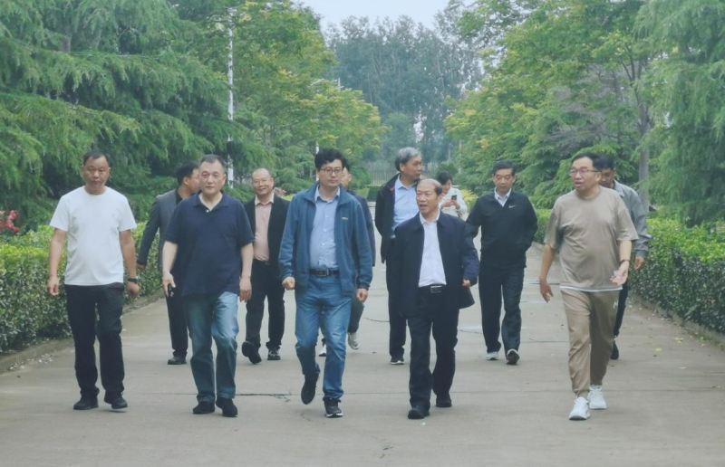 花花牛丨河南農(nóng)業(yè)大學黨委副書記、校長介曉磊一行蒞臨花花牛河南瑞亞參觀調(diào)研