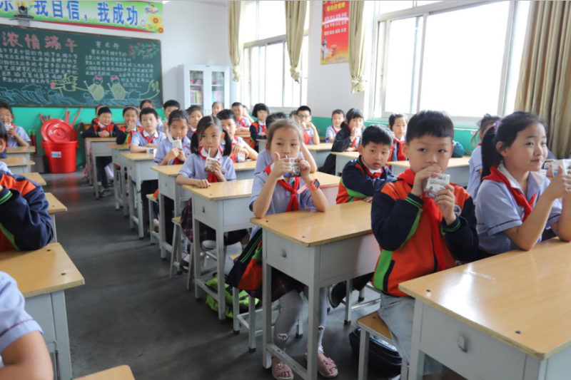 做好一杯放心奶 ——“花花?！背砷L記