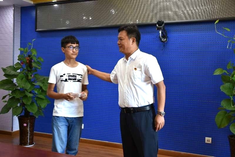 花花牛濟(jì)困解難，助力學(xué)子圓夢(mèng)香江