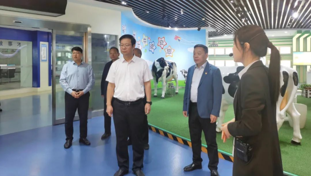 鄭州市人民檢察院黨組書記、代檢察長張道偉一行蒞臨河南花花牛乳業(yè)集團參觀調(diào)研