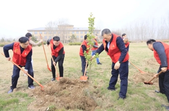 河南花花牛乳業(yè)集團開展“綠色發(fā)展踐初心 植樹護綠先鋒行”植樹活動
