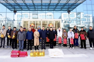 新春佳節(jié)暖人心 堅(jiān)守一線顯擔(dān)當(dāng) ——河南農(nóng)業(yè)投資集團(tuán)黨委委員、副總經(jīng)理兼花花牛乳業(yè)集團(tuán)黨委書記、董事長張峰慰問花花牛乳業(yè)在崗員工